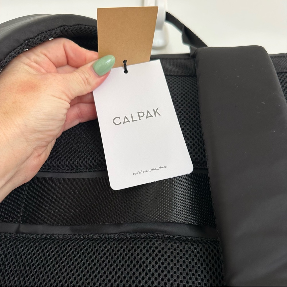 NWT unisex CALPAK Fit Gym Backpack in Black - Picture 15 of 17